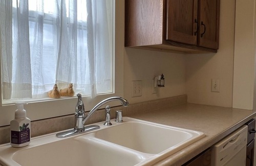 Baraboo Casa | 2 Bed, 2 Bath Cozy Home Across from Zoo in the heart of Baraboo.