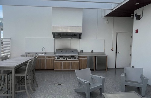 Old Naples Condominio | 2 bed 2 bath Downtown Naples Beach Condo 2 Blocks to Fifth Avenue New Building!