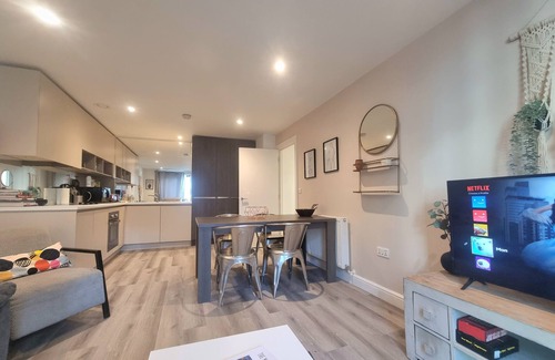 Greenwich West Apartamento | 2Bed-2Bath Flat - Gym Pool Balcony Lift