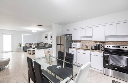 Sunny Isles Beach Chalet De Esquí | 2 bed 2 bath OCT BOOK 3 Nights PAY 2 Beach 1 min Walk