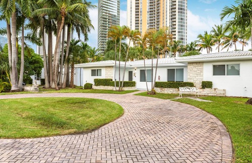 Sunny Isles Beach Chalet De Esquí | 2 bed 2 bath OCT BOOK 3 Nights PAY 2 Beach 1 min Walk