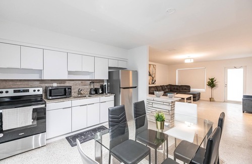 Sunny Isles Beach Chalet De Esquí | 2 bed 2 bath OCT BOOK 3 Nights PAY 2 Beach 1 min Walk