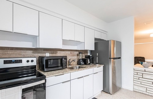 Sunny Isles Beach Chalet De Esquí | 2 bed 2 bath OCT BOOK 3 Nights PAY 2 Beach 1 min Walk