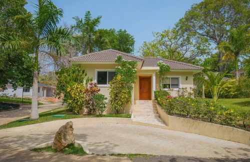 Urbanizacion Tavarez Villa | 2 Habitaciones, 2 Baños, Jacuzzi nuevo, Wi-Fi de alta velocidad