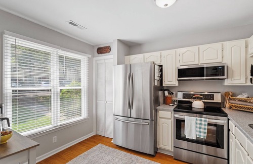 Northwest Raleigh Casa | 2 Bed/2 Private Bath Townhome in West Raleigh Near Umstead Park & Rex Hospital