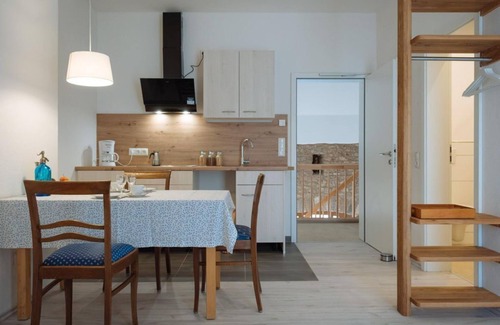 Pelm Apartamento | 2-bed apartment no. 2, shower/WC, living room/bedroom - Ferienwohnungen Maijeschhof