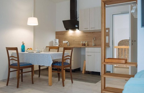 Pelm Apartamento | 2-bed apartment no. 2, shower/WC, living room/bedroom - Ferienwohnungen Maijeschhof