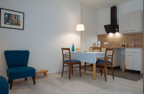 Pelm Apartamento | 2-bed apartment no. 2, shower/WC, living room/bedroom - Ferienwohnungen Maijeschhof