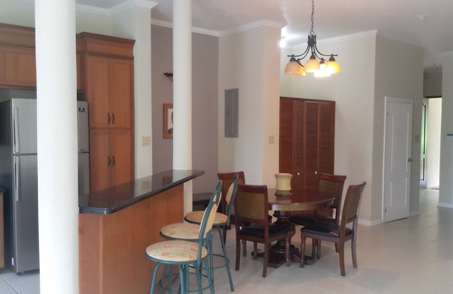 Runaway Bay Apartamento | 2 Bed Apt with Balcony at Runaway Bay