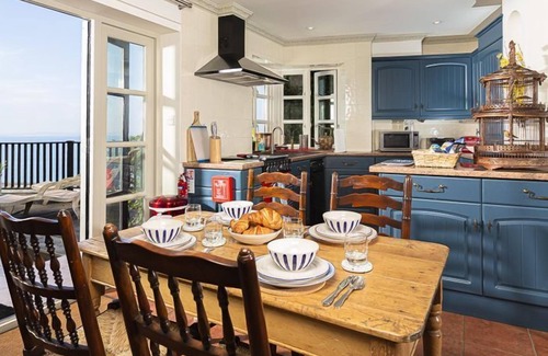 Babbacombe Cabaña | 2 Bed - Bay Cottage - Sleeps 4 guests in 2 bedrooms