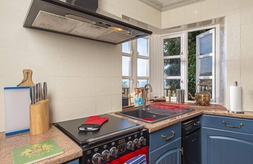 Babbacombe Cabaña | 2 Bed - Bay Cottage - Sleeps 4 guests in 2 bedrooms