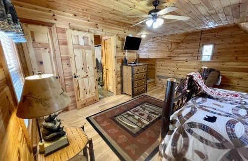 Helen Casa | 2 bed Cabin HOT TUB close to Helen #16