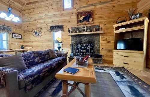 Helen Casa | 2 bed Cabin HOT TUB close to Helen #16