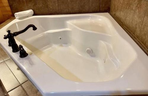 Helen Casa | 2 bed Cabin HOT TUB close to Helen #16
