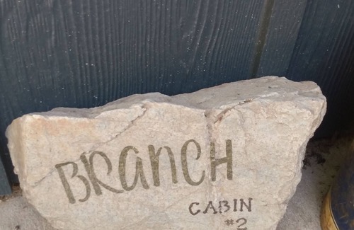 Gordonville Cabina | 2 bed cabin tucked in the woods, 1 mile from lake texoma