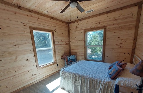 Gordonville Cabina | 2 bed cabin tucked in the woods, 1 mile from lake texoma