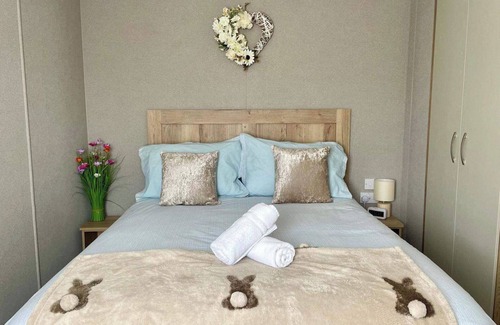 Ampney Crucis Cabina | 2 Bed Caravan - Sleeps 5, Free Parking, Wifi