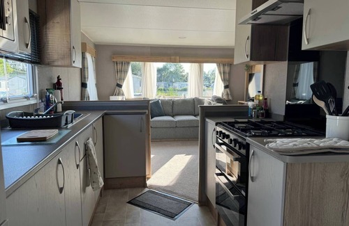 Ampney Crucis Cabina | 2 Bed Caravan - Sleeps 5, Free Parking, Wifi