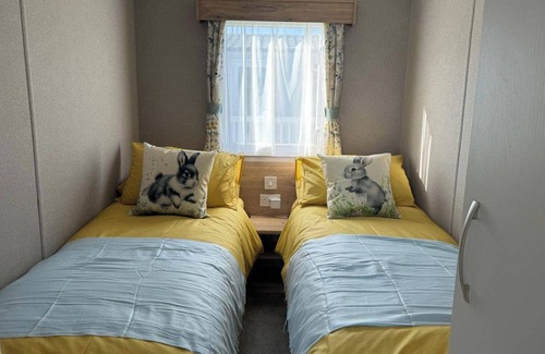Ampney Crucis Cabina | 2 Bed Caravan - Sleeps 5, Free Parking, Wifi