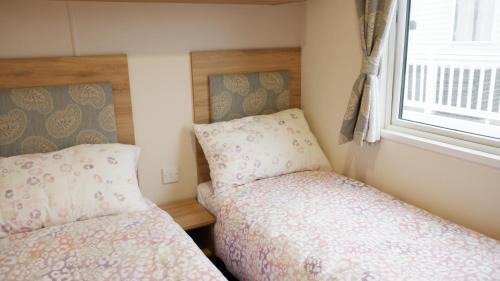 Colchester Casa | 2 Bed Caravan - Sleeps 6 - Pets - Pool - Wifi