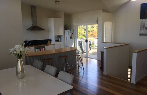 Smiths Beach Casa | 2 Bed Coastal Getaway - Walking distance to beach