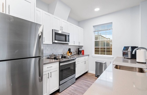 Hackensack River Waterfront Condominio | 2 Bed Condo with Gym and Laundry Minutes from NYC