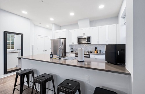 Hackensack River Waterfront Condominio | 2 Bed Condo with Gym and Laundry Minutes from NYC