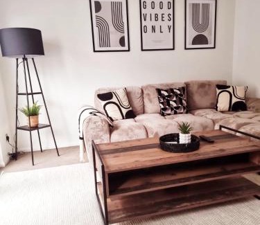 Hartwell Apartamento | 2 Bed Cosy Aylesbury House with Parking