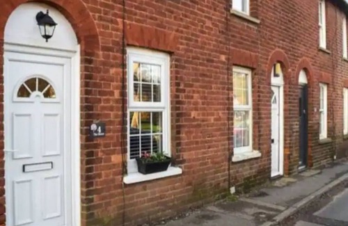 Mersham Cabaña | 2 bed Cosy cottage in the village of mersham Ashford nextdoor to pub and shop.