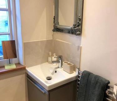 Bridgnorth Casa | 2 Bed Cottage - Sleeps 4 - Parking - Wifi