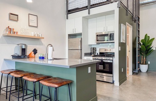 Santa Ana Apartamento | 2 Bed DTSA Loft with Gym - AC - 65"4K TV - 6 miles to Disney