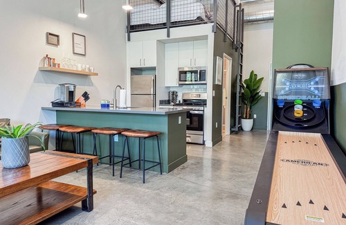 Santa Ana Apartamento | 2 Bed DTSA Loft with Gym - AC - 65"4K TV - 6 miles to Disney