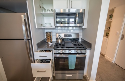 Santa Ana Apartamento | 2 Bed DTSA Loft with Gym - AC - 65"4K TV - 6 miles to Disney