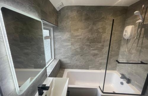 Pinkwell Apartamento | 2 Bed Flat near Heathrow Airport & Elizabeth Line