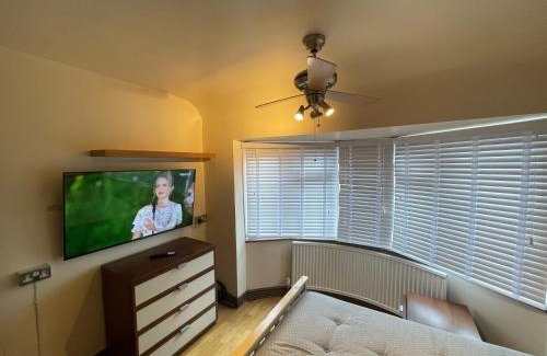 Pinkwell Apartamento | 2 Bed Flat near Heathrow Airport & Elizabeth Line