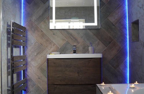Bradford Apartamento | 2 Bed Flat - Sleeps 4 - Jacuzzi Bath - Parking