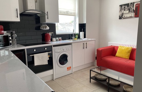 Cwmbrwla Apartamento | 2 Bed Flat - Sleeps 6 - Parking - Wifi