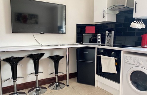 Cwmbrwla Apartamento | 2 Bed Flat - Sleeps 6 - Parking - Wifi