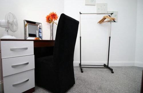 Cwmbrwla Apartamento | 2 Bed Flat - Sleeps 6 - Parking - Wifi