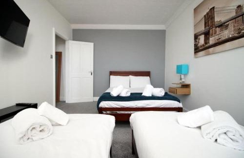 Cwmbrwla Apartamento | 2 Bed Flat - Sleeps 6 - Parking - Wifi