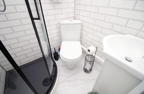 Cwmbrwla Apartamento | 2 Bed Flat - Sleeps 6 - Parking - Wifi