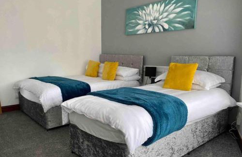 Cwmbrwla Apartamento | 2 Bed Flat - Sleeps 7 - Parking - Wifi