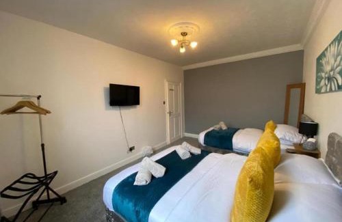 Cwmbrwla Apartamento | 2 Bed Flat - Sleeps 7 - Parking - Wifi