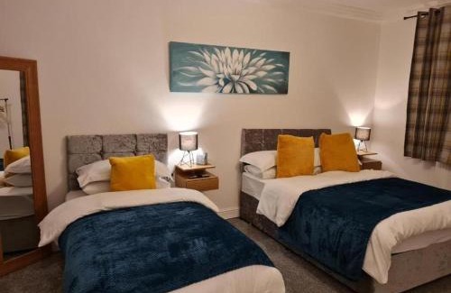 Cwmbrwla Apartamento | 2 Bed Flat - Sleeps 7 - Parking - Wifi