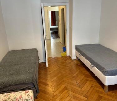 Andel Apartamento | 2 Bed Flat - Sleeps 9 - Pets - Smoking on terrace