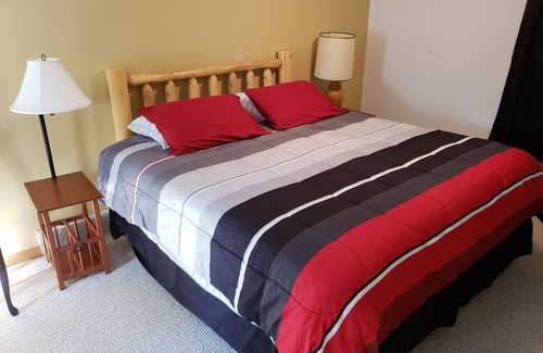Cheboygan Casa | Casa de 2 dormitorios aislada en un lote de madera, a 5 minutos de la ciudad de Mackinaw. Duerme 7-10!