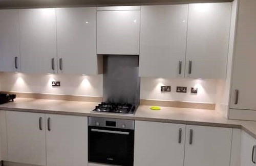 Birch Casa | 2 bed House Close to Middleton City Centre & Shops