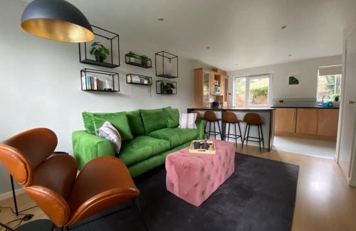 Hampton North Casa | 2 Bed House in Hampton - Free parking