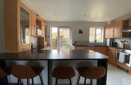 Hampton North Casa | 2 Bed House in Hampton - Free parking