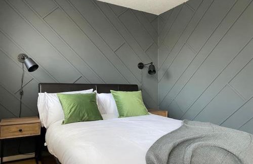 Hampton North Casa | 2 Bed House in Hampton - Free parking